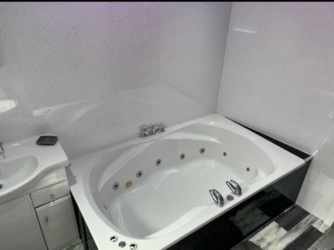 Sea View Lavish Apartment Sky Tv Whirlpool Bath Huge Balcony Newly Refurbished Бридлингтън Екстериор снимка